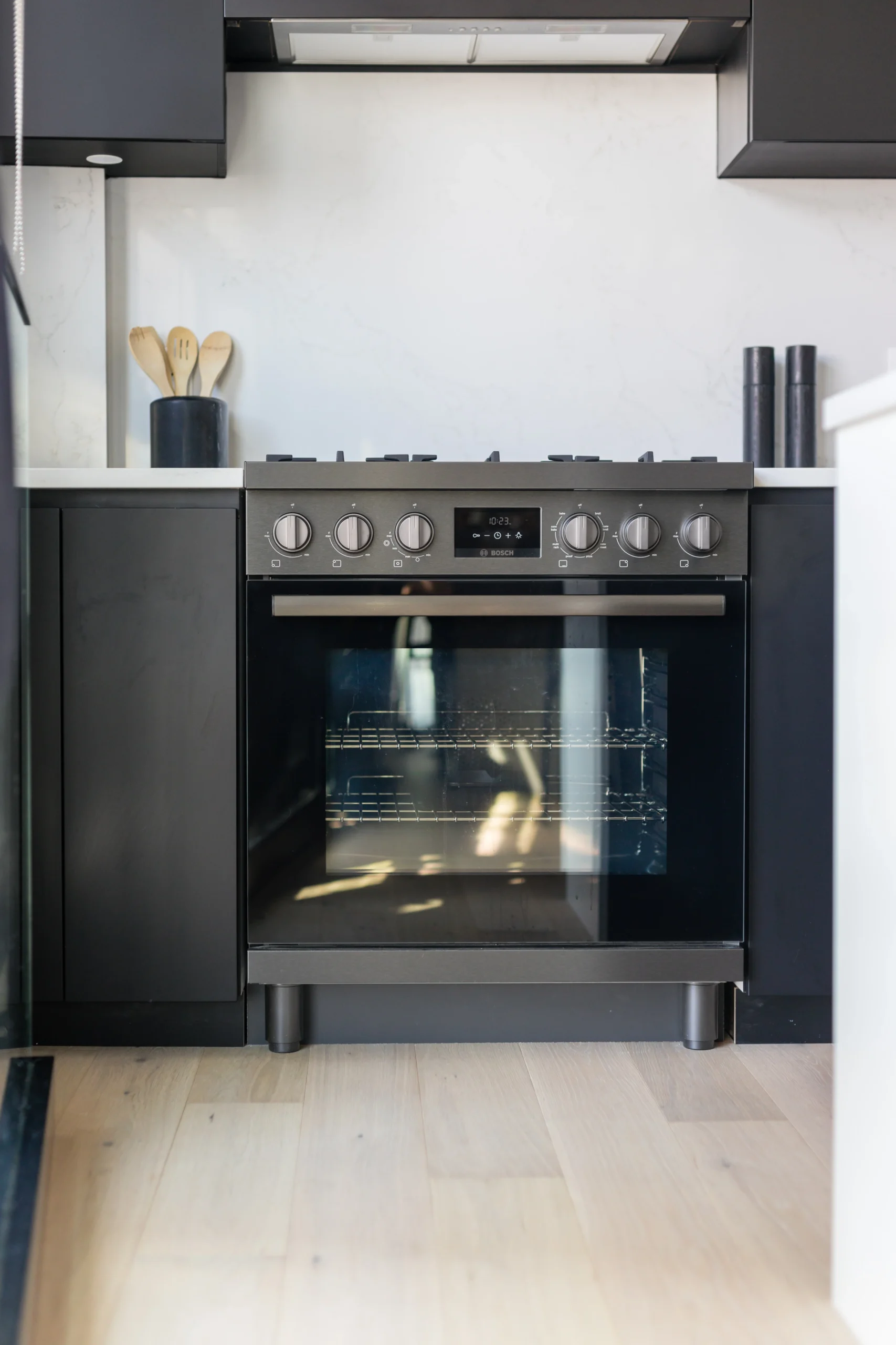 Modern kitchen renovation in Vancouver featuring white upper shaker cabinets and navy blue lower cabinetry.