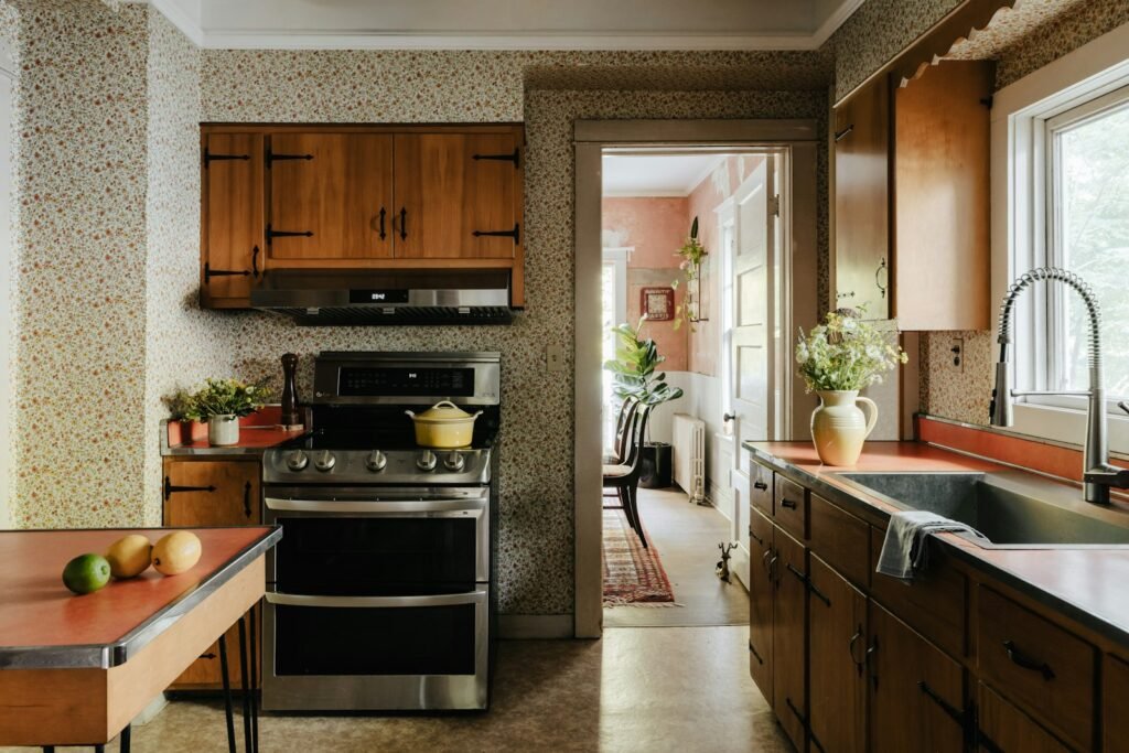Kitchen with stove, sink and open shelving